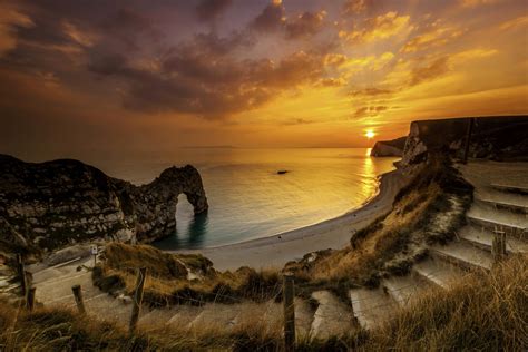Het land van links rijden, dubbeldekkers, the tube, pubs en marmelade. Durdle Door in Dorset, England at Sunset 4k Ultra HD ...