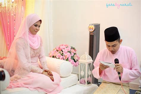 Aliff taufiq berkata, mereka terkandas ketika dalam perjalanan untuk ke majlis akad nikah yang dijadualkan pada 10.30 pagi semalam di masjid kampung la. Bertunang - akad nikah ceremony (overall)
