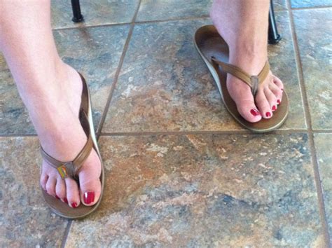 sfondi rosso donna sexy ragazza pelle piede dita dei piedi arco sandali laccio