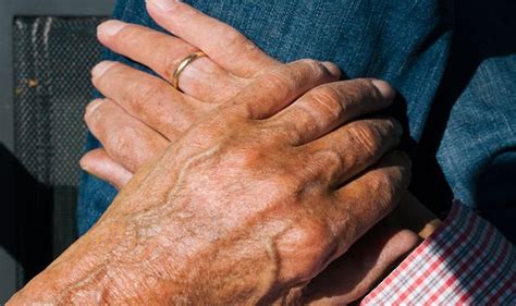 Lees aj, hardy j, revesz t ] tremor at rest rigidity bradykinesia the diagnosis. Parkinson's disease symptoms: Main signs of condition ...
