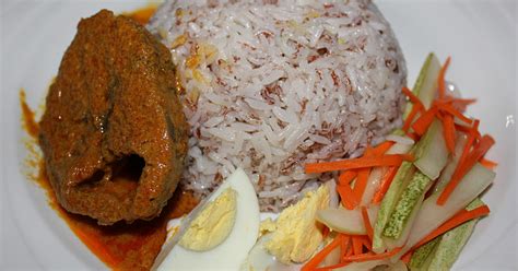 Bahan untuk ditumbuk dalam lesung batu, 4 ulas bawang merah, 1 ulas bawang putih, 1/2 inci halia, lain2 bahan, 1/2 kg ikan kembung, 1 paket rempah kari ikan babas, 5 batang bendi, 1 biji tomato, 3 pelepah daun kari, 1/2 kotak santan kecil, air, gula secukup rasa. Resepi Nasi Dagang Ikan Tongkol