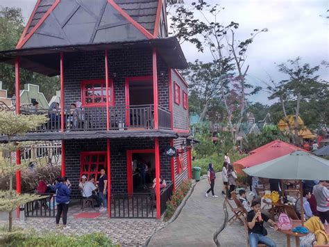 Tidak hanya itu tempat rekreasi ini juga menawarkan fasilitas lengkap yang mendukung kenyamanan pengunjung. De Voyage Bogor, Tempat Foto Selfie Kampung Eropa Dengan Spot Yang Instagramable - Jalan Seru