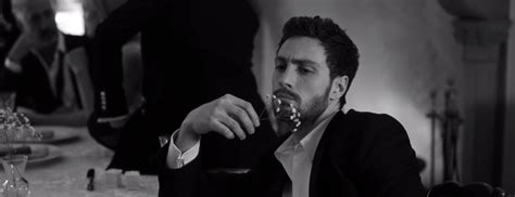 Originally, gentleman was the lowest rank of the landed gentry of england, ranking below an esquire and above a yeoman; Musique Pub Givenchy Gentleman Eau de Parfum 2017