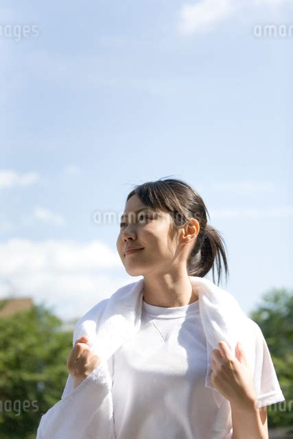 タオルを首にかけた体操着姿の女子高生の写真素材 [fyi03245499] ストックフォトのamanaimages Plus