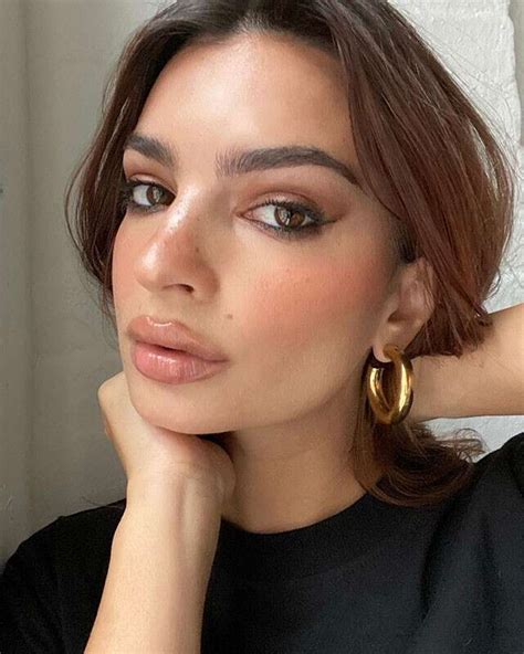 Get Emily Ratajkowskis Go To Instagram Makeup Look