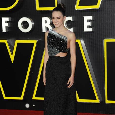 Daisy Ridley Dyes Face Yellow Its The Vibe