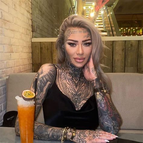 Conheça Becky Holt A Mulher Mais Tatuada Do Reino Unido