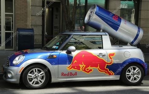 Un Mini Coche Publicitario Red Bull Con Una Lata De Bebida Red Bull 2022