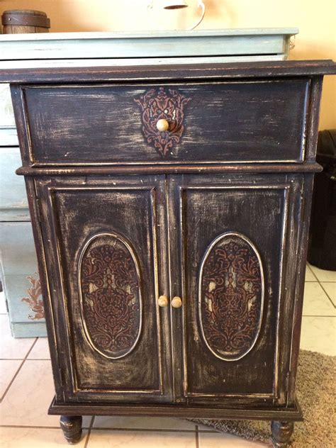 We have reviews on the following brands of cabinets: Painted cabinet Caromal Colours Paprika and CeCe Caldwell black. | Decorazioni