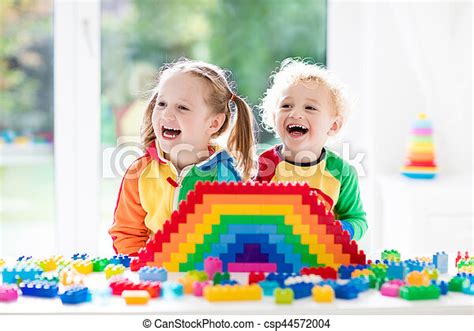 Niños Jugando Con Bloques Coloridos Niño Jugando Con Juguetes