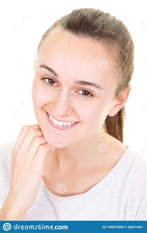 mulher de sorriso nova que toca em sua cara isolada no fundo branco foto de stock imagem de