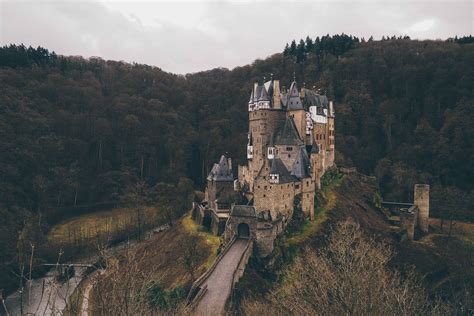 The park is located on the border between germany and belgium and offers many kilometers of hiking, cycling and riding trails. Des premiers pas en Allemagne, du Parc Eifel au Burg Eltz ...