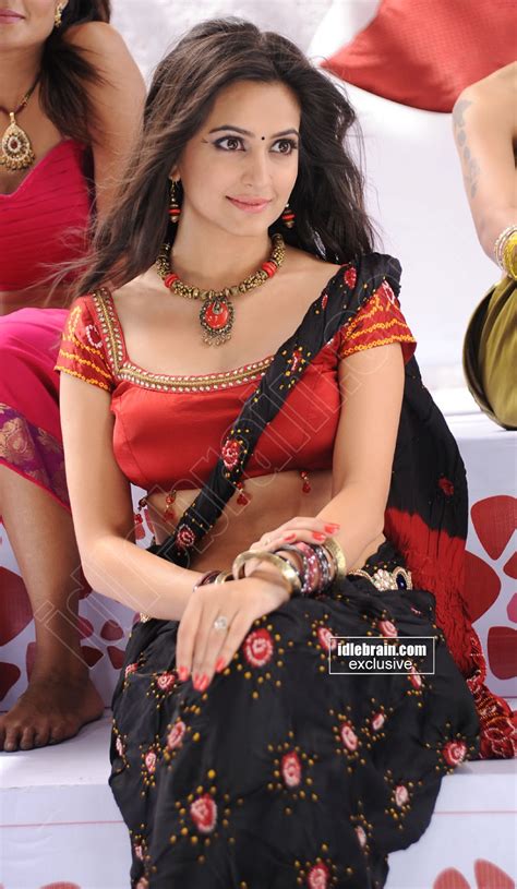 Only Actress Kriti Kharbanda Hot In Saree