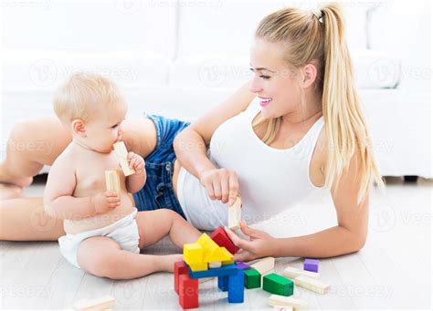 Madre Y Bebé Jugando Con Bloques 1252522 Foto De Stock En Vecteezy