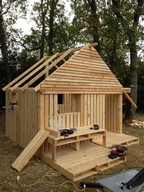 Pallet Cabin And Clubhouse Build Your Own 19 Pallets Teenager Cabin