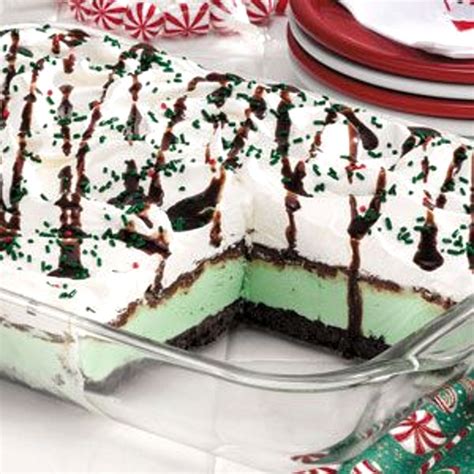 Instant pistachio pudding, vanilla ice cream, and toffee bits top a butter cracker crust in this festive dessert for saint patrick's day. Christmas Ice Cream Desserts - Pink Lover