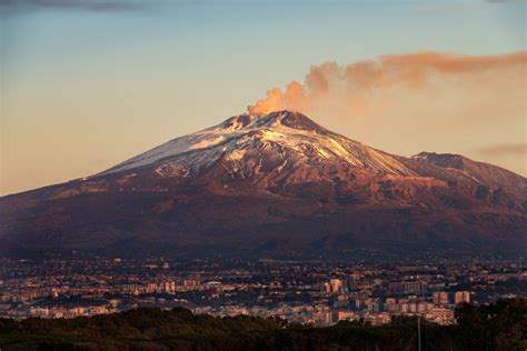 Mount etna is the highest volcano in europe, and one of most active of the world. Ontdek vulkaan Etna - Citytrip.be