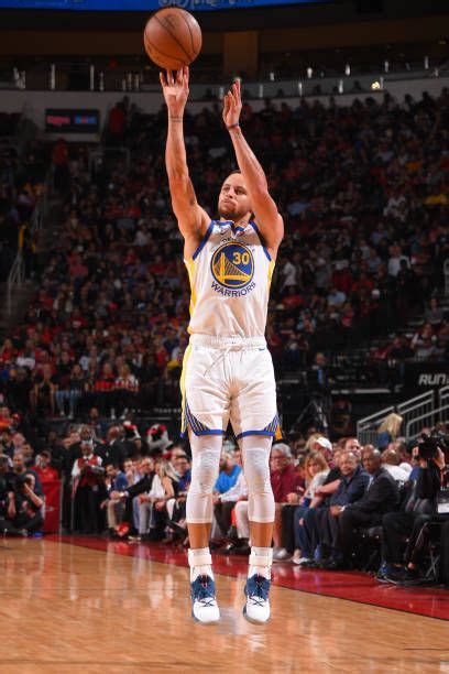 Stephen Curry Of The Golden State Warriors Shoots Three Point Basket Stephen Curry Stephen