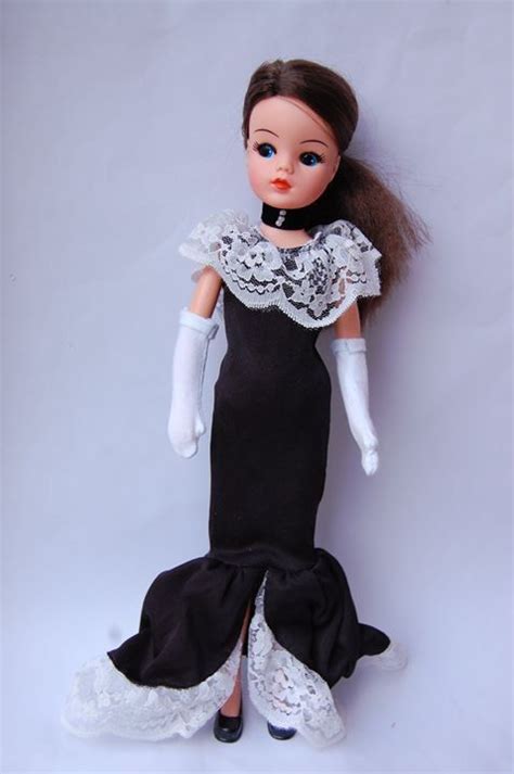 Sindy Doll Barbie Dolls Losing Her Seventies Party Time Youth Flower Girl Dresses Brand New