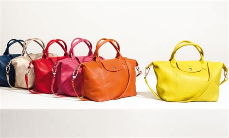 Superbe sac longchamp vintage, en cuir foulonné couleur marron 14 photos pour montrer plus en détail son état. La collection printemps-été 2014 de Longchamp, un colorama ...
