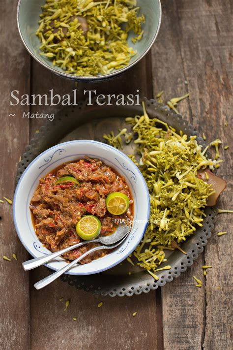 Karena hampir dalam setiap kesempatan makan, sambal. SAMBAL TERASI MATANG ... Tak tahan tengok-tengok saja. Jom ...