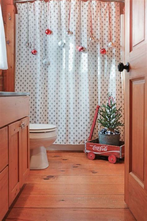 20 Bathrooms Decorated For Christmas Decoomo