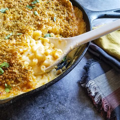 How do you make mac and cheese sauce? SMOKED MAC N' CHEESE - Pretend it's a Donut