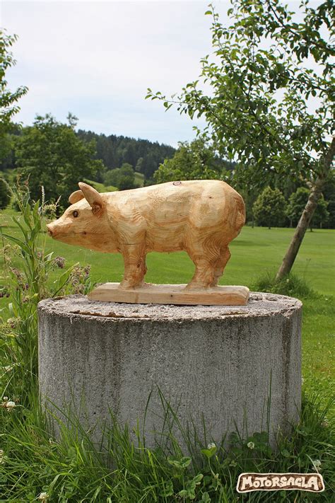 Motorsägen sind nicht nur bei waldarbeiter und handwerker beliebt, sondern auch für den häuslichen gebrauch sind sie sehr geeignet. Schwein, Material: Fichte #motorsäge #holz #carving #pig # ...