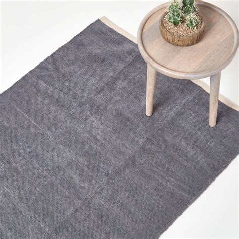 Capel rugs has been manufacturing braided rugs in the usa for over 100 years. Grauer Chenille-Teppich mit naturfarbenem Rand aus 100% ...