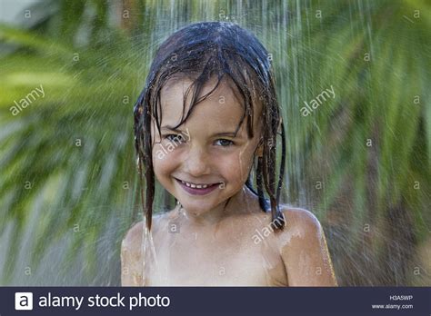 Kleines M Dchen Unter Der Dusche Drau En Im Sommer Stockfoto Bild