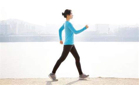 걷기 제대로 하면 혈관 탄력 증가 올바른 걷기 자세는 당신의 건강가이드 헬스조선