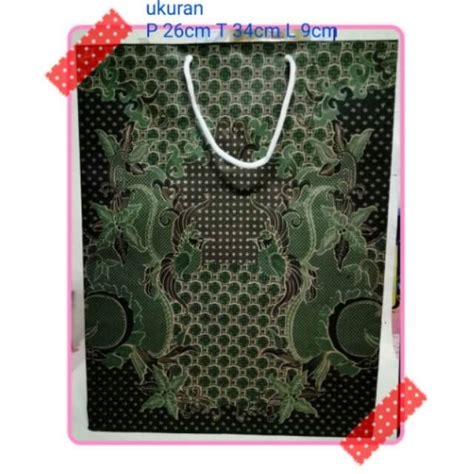 Batik madura warna cerah dengan sentuhan khas tumbuhan nusantara yang cantik mempesona. Tas tengteng kertas batik hijau goodybag Paper Bag batik hijau | Shopee Indonesia