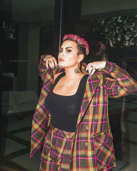 Η Demi Lovato δείχνει τη τρυπημένη θηλή της 4 Φωτογραφίες Γυμνή διασημότητα