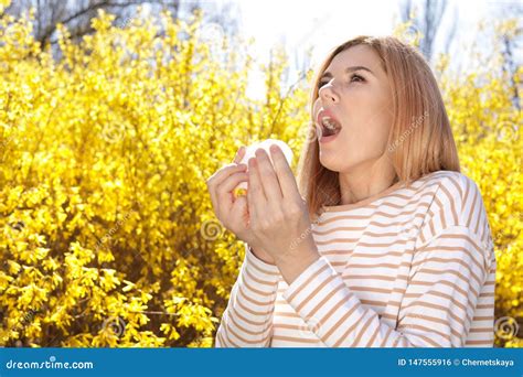 Sufrimiento De La Mujer De La Alergia Estacional Al Aire Libre Foto De