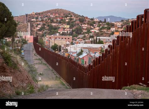 Nogales Arizona El cerco de la frontera U S México separa Nogales Arizona izquierda y