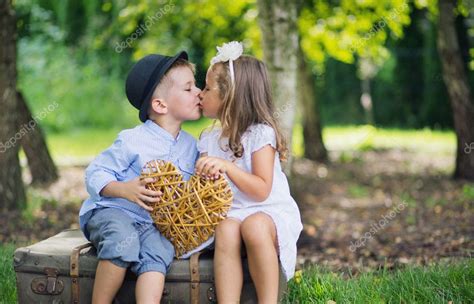 Fine Picture Of Two Cute Kids Kissing Each Other — Stock Photo
