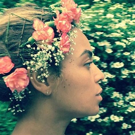 Beyoncé Flashed Her Freckles In This No Makeup Selfie Flower Crown