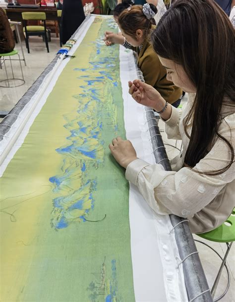 沿着河湖看新疆｜哈萨克族女子绣出千里江山图 中国日报网