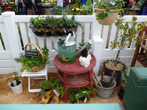 Buatlah jarak antarblok agar pekarangan terlihat rapi. 17 Ide Kreatif Bikin Kebun Sayur di Rumah Sendiri