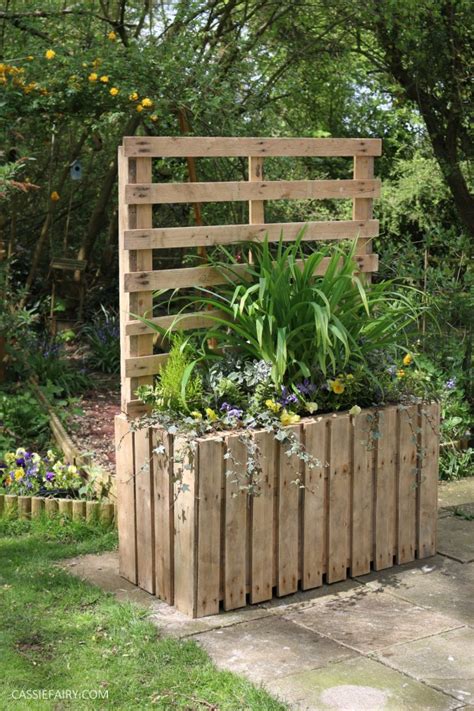 Easy diy outdoor privacy screens for decks, backyard, fence, and balcony with simple materials like metal and wood to and when it gets too hot, you can roll it down. DIY Upcycled pallet planter & privacy screen