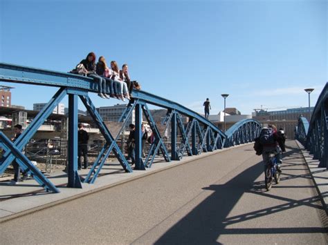 (4) plausch auf der wiwilibrücke (5) balance im april 2012 (6. blauebruecke1-1204 | Freiburg-Schwarzwald.de