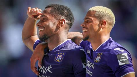 Han spiller hovedsageligt som angriber for anderlecht i 1. Anderlecht domine le Cercle devant son public (2-0 ...
