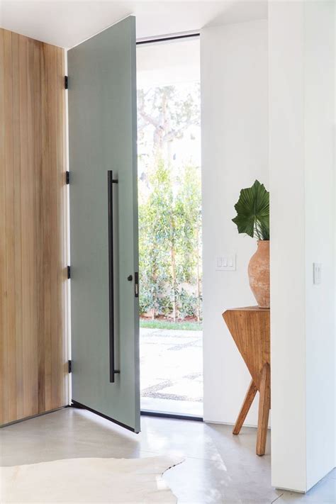 Browse scandinavian entryway ideas and decor inspiration. modern minimalist entryway with organic textures | Doors ...