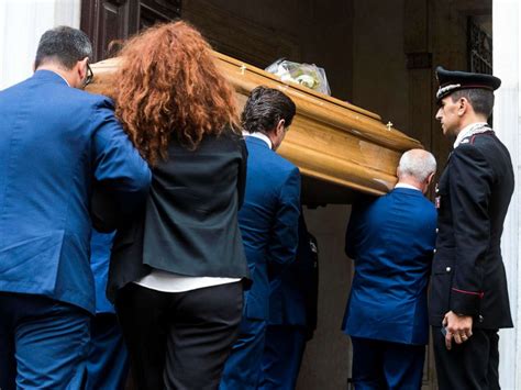 Mario cerciello rega aveva sempre sognato di fare il carabiniere e ci era riuscito, a roma, dove era vice brigadiere. Funeral for 'hero' Italian officer Mario Cerciello Rega ...