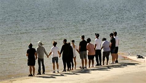 Naya Rivera Grieving Cast Of Glee Hold Hands At Lake In Tribute To Late Co Star Newshub