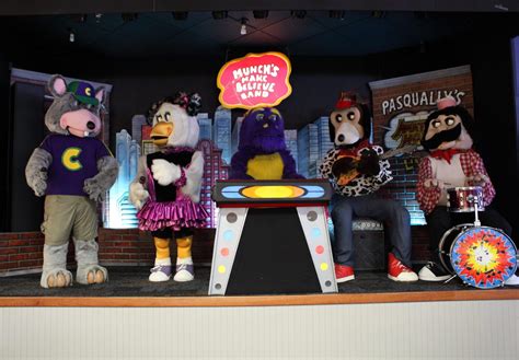 Remember Chuck E Cheeses Robots A Museum Plans To Put Them On Display