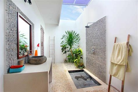 Kamar mandi menjadi bagian penting dalam setiap rumah, jika moms sedang mencari ide desain untuk kamar mandi, mungkin dapat melihat referensi kamar mandi minimalis berikut ini!. 10 Desain Kamar Mandi Outdoor, Nuansa Alam nan Segar di ...