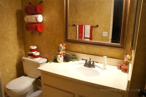 Yes, it might be short on size, but what bathrooms lack in space. Holiday Home Decor: Christmas Decorating Ideas for The ...