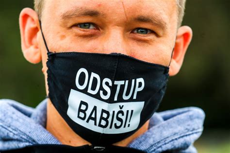 Protest zahájí ve čtyři hodiny odpoledne pochodem z hradčanského na staroměstské náměstí. Demonstrace proti vládě s rouškami a na značkách předčila ...