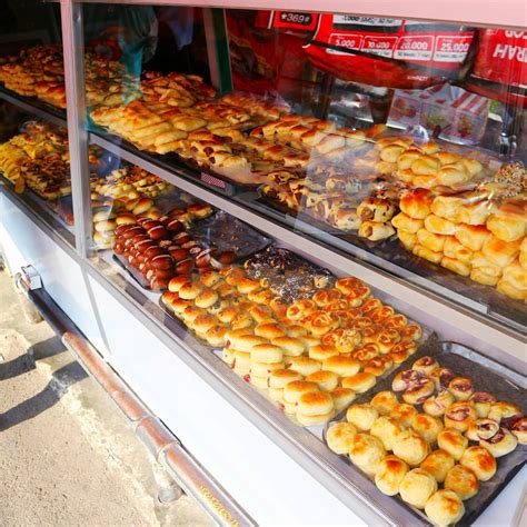 Mengangkat ide roti dengan ukuran yang lebih kecil dari umumnya yang kemudian diberi nama roti unyil, membuat produk tersebut memiliki daya tarik tersendiri. Sarapan Roti Unyil Venus di Bogor, Rasa Enak dan Anti ...